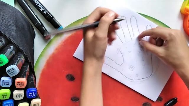 ? Рука с микробами под увеличительным стеклом или лупой - простые рисунки