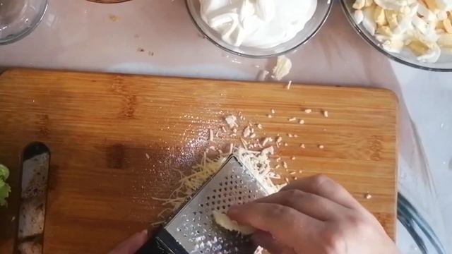 Салат "Грибочек". Очень вкусный и питательный салат с курицей, грибами, сыром и зеленью. смотреть онлайн