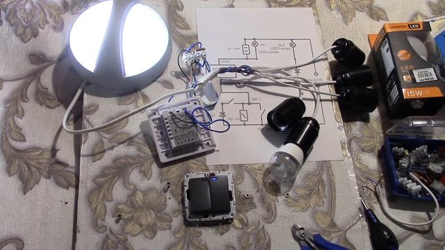 Встраиваемый датчик движения из Китая и две нагрузки с двухклавишным выключателем . смотреть онлайн