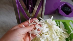 Капусту нарезаю теркой Бернера. Очень быстро получается!