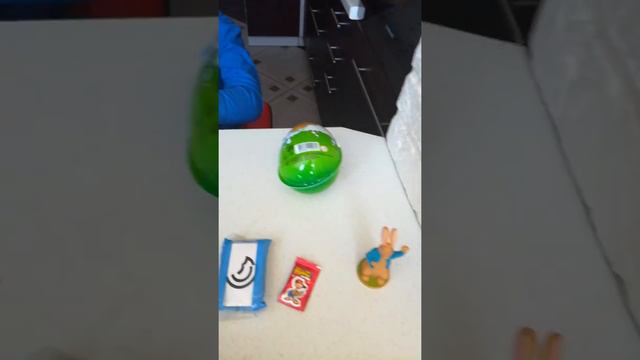 Макар открывает яйца с сюрпризом