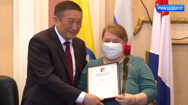 Муниципальным служащим вручили грамоты и благодарности смотреть онлайн