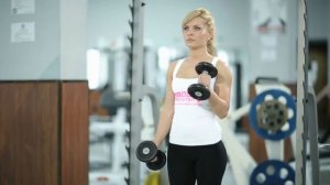 Полная тренировка рук для девушек в тренажерном зале