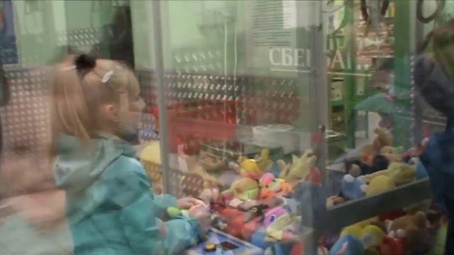 Алиса и Даня играют в автоматы. Челлендж смотреть онлайн