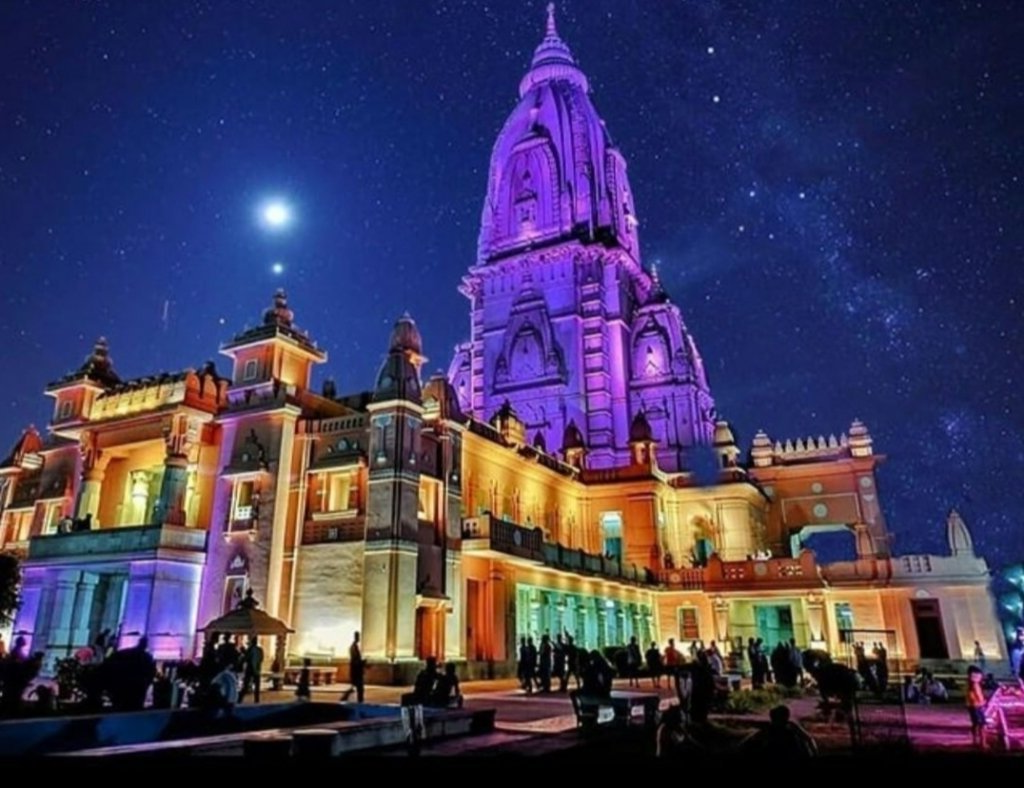 Главный золотой храм Каши Вишванатх у берега реки Ганг в Варанаси Индия Раскрытые факты