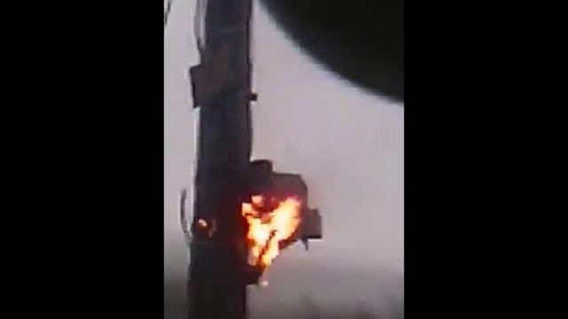 Возле станции метро в Киеве загорелась электроопора смотреть онлайн