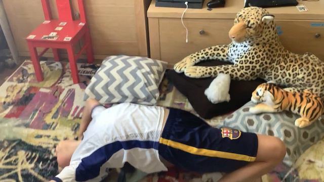 Юля делает зарядку смотреть онлайн