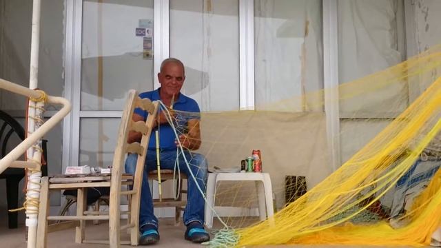Крит, рыбак плетет морскую сеть. смотреть онлайн