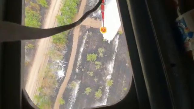 Вертолет Ми-8 Южного АСЦ МЧС России тушит природный пожар в Калачевском районе смотреть онлайн