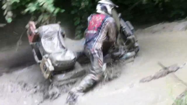 Suzuki Kingquad 750 в грязи.