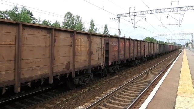 ВЛ10У-447 с грузовым поездом следует через о.п. 45 км смотреть онлайн