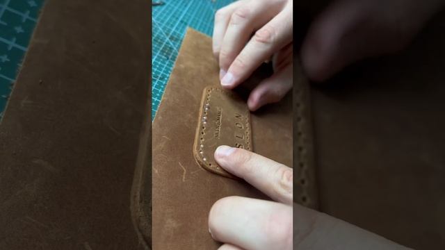 Изготовление кожаного чехла на MacBook Air ручной работы смотреть онлайн