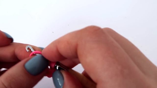 СЕРДЦЕ БРЕЛОК ИЗ РЕЗИНОК БЕЗ СТАНКА | EASY GIFT GUIDE смотреть онлайн