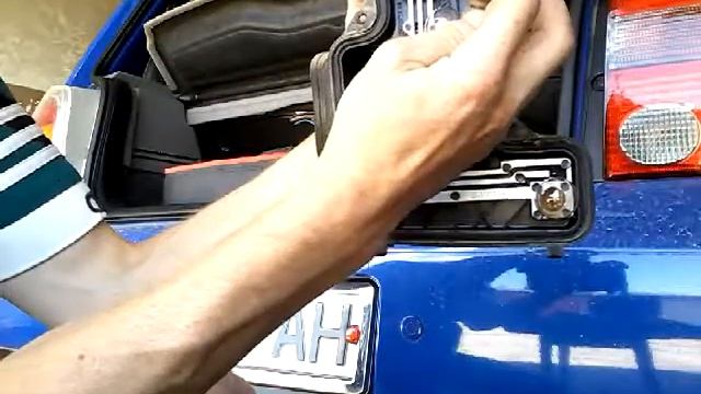 Как заменить лампу лампочку задних фонарей стопарейVW LUPO(98-05)demontaz zamiana zarowki lampy tyl смотреть онлайн