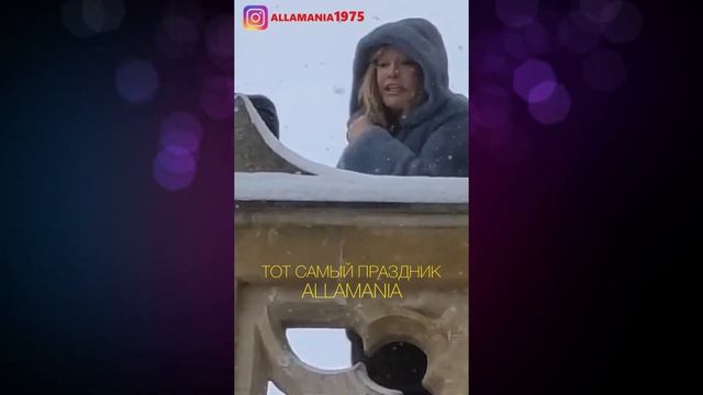 Поклонники пришли к замку Аллы Пугачевой встречать наступление весны