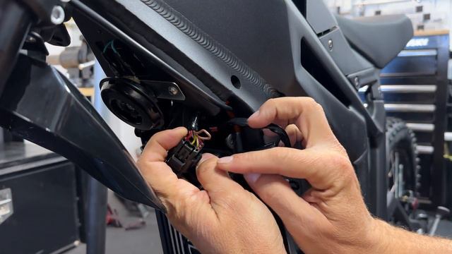 How to unlock the Talaria by cutting the wire смотреть онлайн