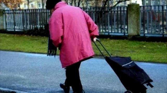 Щенок не мог поверить, что его бросили. На это невозможно смотреть без слез! смотреть онлайн