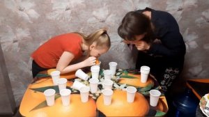 Игра с шариками и стаканчиками