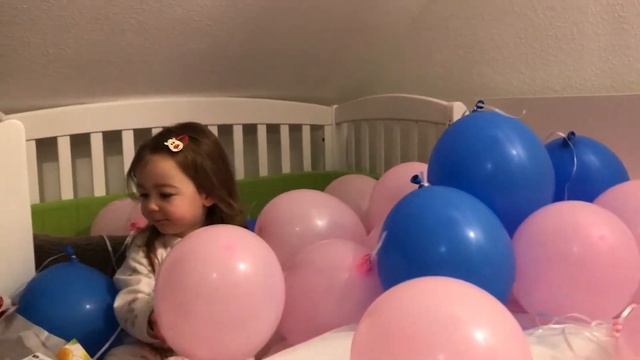ЛИЗЗИ ПРАЗДНУЕТ ДЕНЬ РОЖДЕНИЯ,2 ГОДА! МНОГО ШАРИКОВ И РАСПАКОВКА ПОДАРКА смотреть онлайн