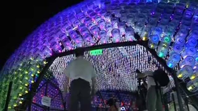 Китайский Художник Сделал 20 Метровый Светящийся Павильон Из Пластиковых Бутылок смотреть онлайн