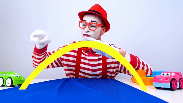 Видео для детей про игры с машинками и в конструктор. Клоун Гоша строит Мост из конструктора машина смотреть онлайн