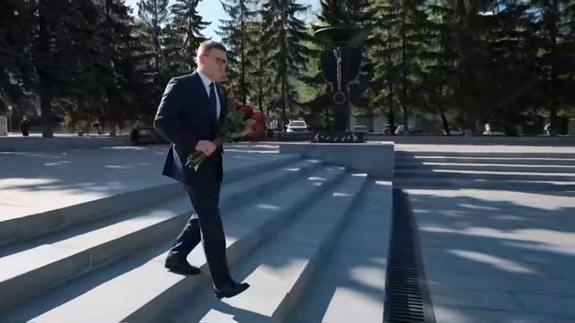 Алексей Текслер несет цветы к Вечному огню смотреть онлайн