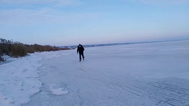 Южанин в маске. Катается на коньках. смотреть онлайн
