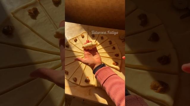 ВКУСНО ПРОСТО И БЫСТРО! Это должен испечь каждый!!! Рогалики с варёной за 30 минут! смотреть онлайн