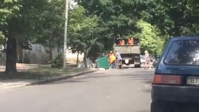 В это сложно поверить, но посмотрите как в ХХІ веке убирают мусор в Херсоне смотреть онлайн