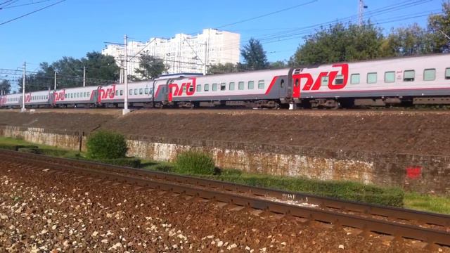 ЧС7-163 с пассажирским поездом Ярославль - Москва проезжает платформу Лось