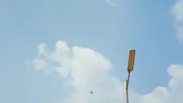 Жесть! Два самолёта столкнулись в воздухе смотреть онлайн