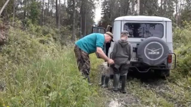 болотные сапоги в лесу смотреть онлайн