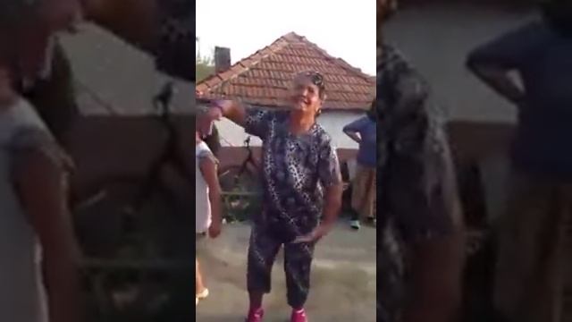 Бабка танцует Папито))