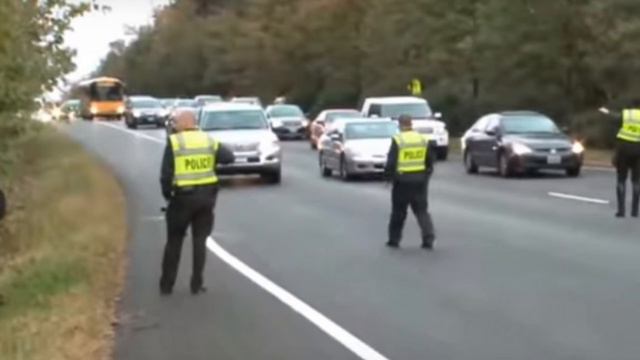 Бездомный с плакатом у дороги не интересовал водителей, а зря... смотреть онлайн