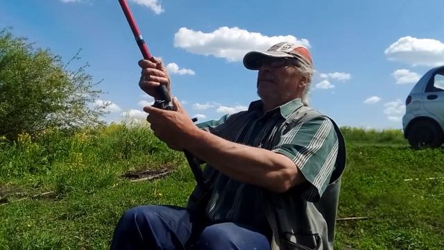 На нашем пруду ! Ловлю карася на сало с чесноком поплавочной удочкой с берега смотреть онлайн