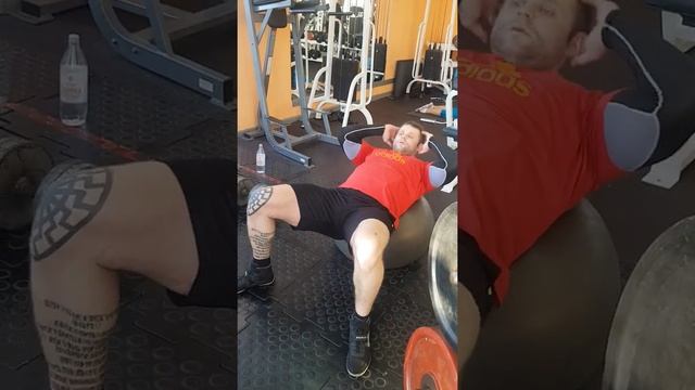 подьём ног в пресбрусьях+ скрутки фитбол