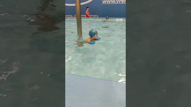 Плавание для малышей.первый урок по плаванию в бассейне . смотреть онлайн