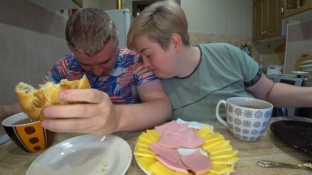 Мукбанг муж ЭГОИСТ ?Живём как СОСЕДИ?Довёл до СЛЁЗ! Обед яичница?? сардельки, элеш с курицей смотреть онлайн