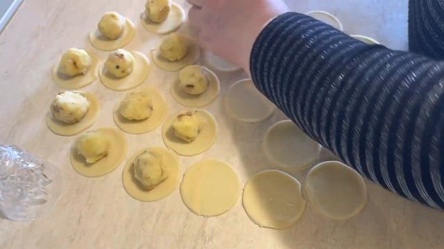 Вареники-сонечки з картоплею: просто і смачно як у мами!