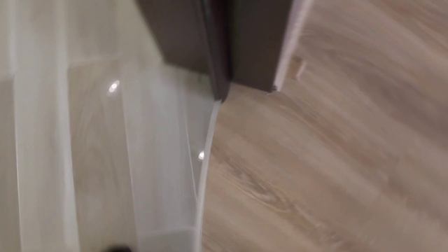 Межкомнатная раздвижная перегородка из стекла. Радиусные подвесные двери без нижней рельсы. смотреть онлайн