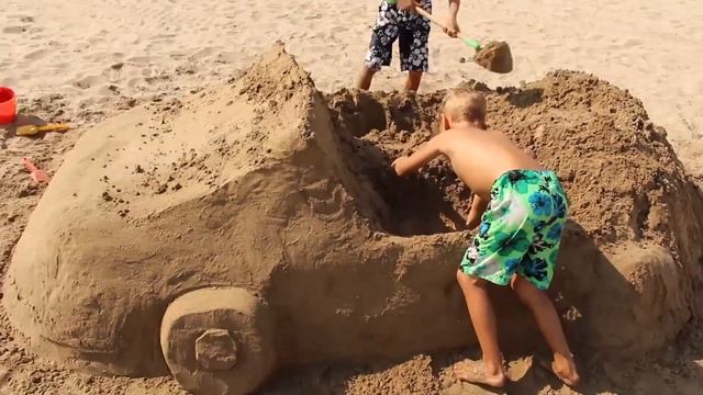 МАШИНА ИЗ ПЕСКА. Фото, видео, как построить на пляже (Car made of sand) смотреть онлайн