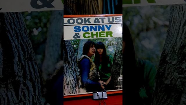 IT'S GONNA RAIN / 500 MILES, Vinyl Recording of Look At Us Album, Sonny and Cher смотреть онлайн