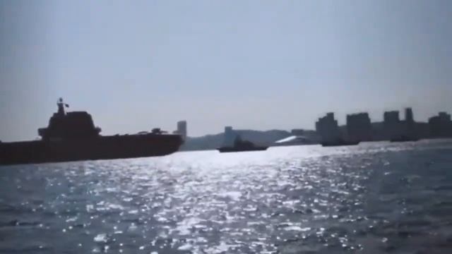 Новейший китайский авианосец проекта 001А покинул судоверфь в Даляне и вышел в море смотреть онлайн