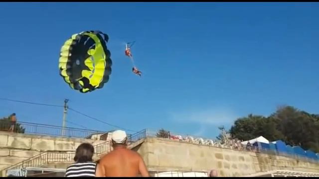 Курортники на парашюте налетели на высоковольтные провода под Туапсе. смотреть онлайн