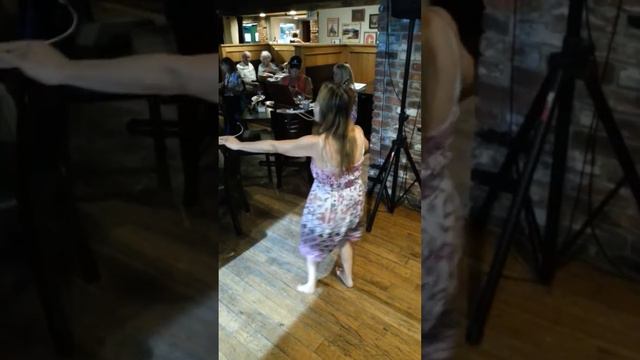 Etsuko hula at kanikapila at 'Ukulele Sundays at Molly Bloom's in San Clemente, California смотреть онлайн