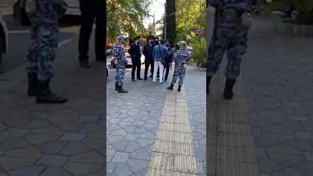 ОФИЦЕР МВД В ГРАЖДАНКЕ ГРАМОТНО ОТБИЛСЯ ОТ ПОЛИЦАЕВ смотреть онлайн
