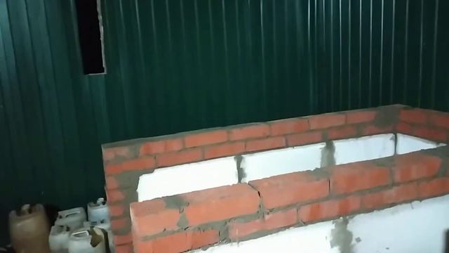 Первый раз в жизни сам положил кирпич! смотреть онлайн