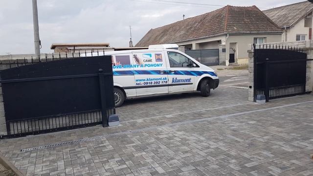 dve posuvné brány s pohonom Hörmann Lineamatic смотреть онлайн