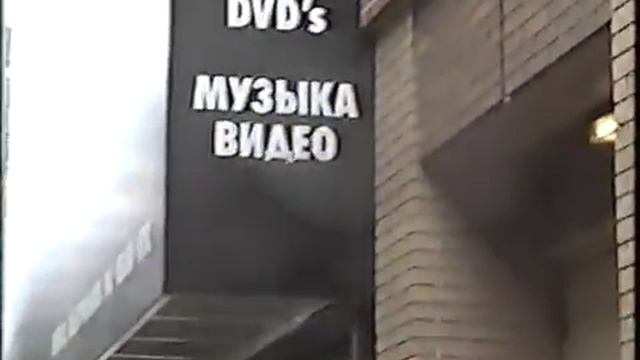 Brighton Beach - Уличный певец поет "Снятся людям иногда голубые города" смотреть онлайн