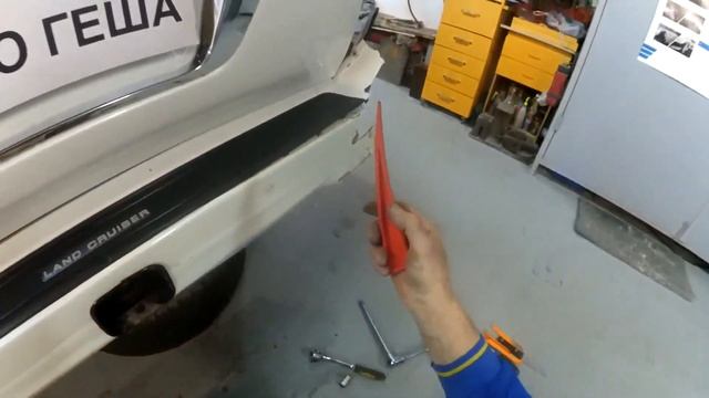 Как снять задний бампер с автомобиля Toyota Land Cryiser 200. смотреть онлайн